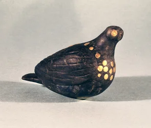 Gołąb wotywny z akropolu w Suzie, południowo-zachodni Iran, ok. 1150 pne (lapis lazuli i złote gwoździe) (patrz także 65157)